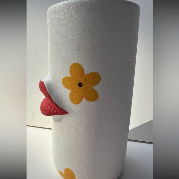 Brand New! 3D Red Lips & Daisy Ceramic Vase -Pucker Up Kiss Decor 💋 - Picture 6 of 10